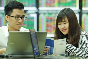 Khuyến nghị cổ phiếu ngày 30/11: VIC, HHV, DHG, LCG, TCD