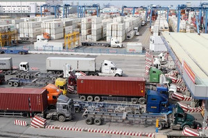 Hàng nghìn container nông sản "nằm dài" chờ thông quan qua cửa khẩu