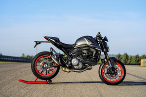 "Đứng hình" với mô tô Ducati Monster 937 tại Việt Nam 