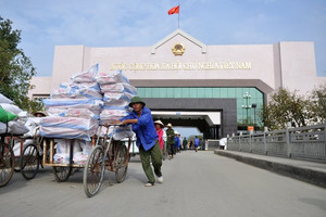 Container từ Lạng Sơn "bẻ lái" sang Cao Bằng tìm cơ hội thông quan