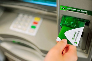 Vietcombank giải thích lý do cây ATM nhả nhiều tiền mệnh giá nhỏ