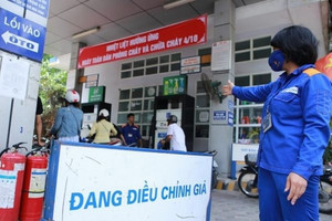 Chiều 21/2/2022, giá xăng dầu trong nước chính thức lập kỷ lục mới