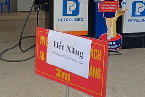 Nhiều cây xăng tại TP. HCM treo biển "hết xăng" trước giờ điều chỉnh giá