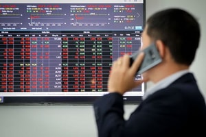 Thị trường "chín" sớm, EIB hồi mạnh, họ "Vin" đồng pha