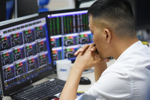 Cá nhân xả hàng trở lại, tổ chức xuống tiền gom cổ phiếu ngân hàng phiên 24/2