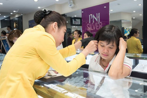 Giá vàng tăng tốc ngay đầu tháng 3, tồn kho lớn sẽ "vỗ béo" lợi nhuận PNJ năm 2022
