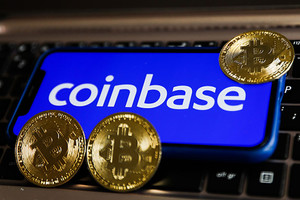 Người dùng Coinbase "lo sợ" khi gặp sự cố không thể rút tiền từ ngân hàng Mỹ