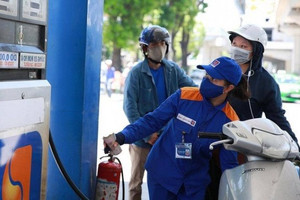 Lý giải nguyên nhân giá xăng "tăng nhiều giảm ít"