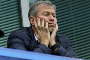 Chủ tịch Chelsea Roman Abramovich đang đi vay tiền bạn?