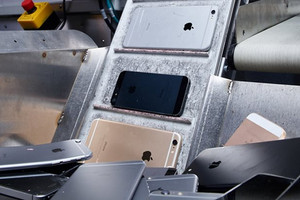 "Thu gom" iPhone để tái chế thành vàng