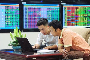 Tổ chức nội bán ròng gần 790 tỷ đồng phiên VN-Index mất mốc 1.350 điểm