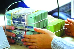Lãi suất huy động chịu áp lực tăng, NHNN muốn giảm lãi suất cho vay để giúp doanh nghiệp phục hồi