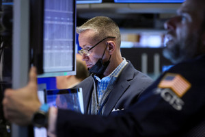Phố Wall đỏ rực phiên 16/6, Dow Jones về đáy 17 tháng