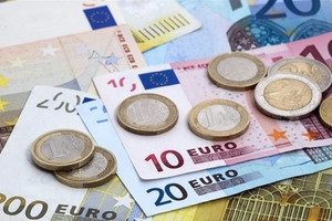 Lần thứ 2 đồng Euro "rớt" thảm trong hơn 20 năm qua, 1 Euro cũng không đổi được 1 USD