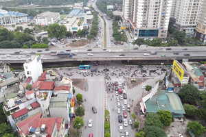 Hầm chui Lê Văn Lương - Tố Hữu sắp hoàn thành, người dân mở hội "ăn mừng"