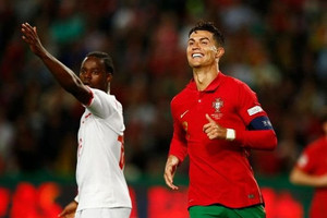 Thói quen giúp Cristiano Ronaldo trở thành "cỗ máy vĩnh cửu" ở tuổi 37: Ngày ăn 6 bữa, ngủ chia 5 giấc