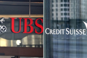 Cổ phiếu UBS giảm hơn 7%, Credit Suisse lao dốc 61% sau thương vụ mua lại