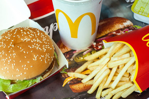 Sau nhiều năm khuấy đảo thị trường đồ ăn nhanh Việt Nam, McDonald’s bất ngờ thông báo dừng bán Burger