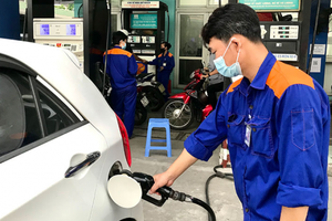 Giá xăng trong nước sẽ thế nào khi giá dầu thế giới lập đỉnh?