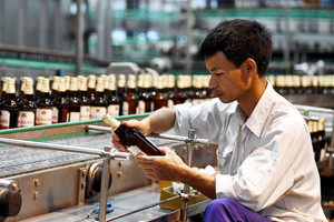 Habeco (BHN) và nỗi buồn của những "chai thủy tinh nửa lít": Tiếp thị kém hay đối thủ quá cao tay?