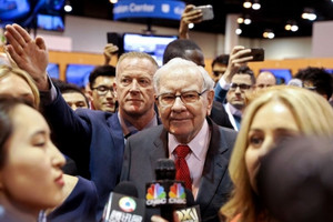 ĐHCĐ Berkshire Hathaway: "Thần chứng khoán" Warren Buffet không bị bãi nhiệm, khủng hoảng ngân hàng, trần nợ công và trí tuệ nhân tạo được mổ xẻ