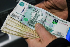 Đồng Ruble giảm xuống giá thấp nhất trong một năm