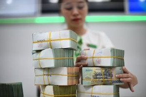 Ngân hàng Nhà nước đã bán hơn 4 tỷ USD để kiềm chế đà mất giá của tiền đồng