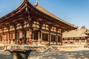 Du khách đối mặt án tù 5 năm vì dùng móng tay khắc tên lên cột đền 1.200 tuổi