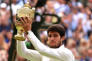 Chưa từng có ở chung kết Wimbledon: Djokovic đập gãy vợt, bật khóc, tay vợt vô địch tuổi 20 nhận tiền thưởng kỷ lục