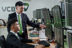 Vốn hóa Vietcombank (VCB) chính thức vượt 500.000 tỷ đồng, bằng VIC, HPG, VNM cộng lại