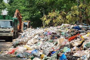 Xử phạt hàng loạt xe chở rác ở Hà Nội để nước thải chảy ra đường