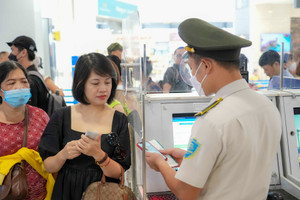 Hành khách hào hứng sử dụng VNeID 'check-in' sân bay thay giấy tờ tùy thân