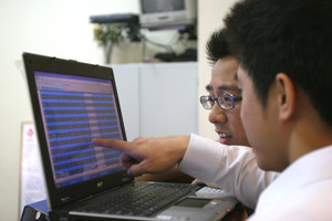 Cổ phiếu VIC kéo trụ, VIX bị đạp giá, VN-Index thoát thua