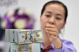 Bản tin tài chính sáng 10/8: Giá vàng và USD đi xuống, dầu tăng lên