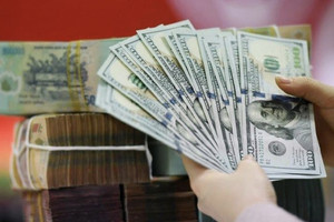 Tỷ giá USD tiếp tục tăng nóng, ngân hàng bán đắt hơn chợ đen