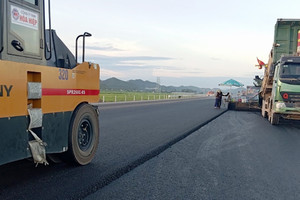 Thi công xuyên đêm cao tốc Nghi Sơn - Diễn Châu để thông xe trước 2/9