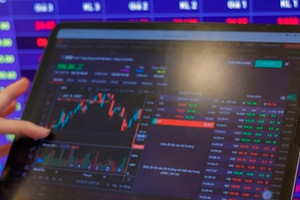 Bản tin tài chính sáng 25/8: Giá vàng và dầu giảm, USD đi lên