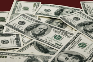Bản tin tài chính sáng 28/8: Giá vàng chưa thể bứt phá, dầu và USD đi lên