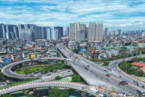Cận cảnh cây cầu lớn nhất bắc qua sông Hồng trước ngày thông xe