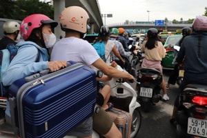 Về quê nghỉ lễ, hàng ngàn người kẹt cứng ở cửa ngõ TP.HCM