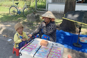 Công nhân trong vòng xoáy suy thoái - Bài 3: Đi bán vé số, dẫn cả nhà trốn nợ