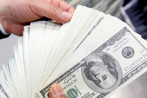 Bản tin tài chính sáng 4/9: Giá vàng khó bứt phá, dầu và USD tăng cao