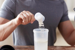 Mối nguy hiểm khi lạm dụng bột whey mong 'độ dáng, tăng cơ'