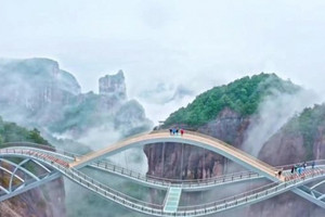 Choáng ngợp cây cầu kính "lơ lửng giữa mây", uốn lượn như sóng nước giữa 2 vách núi, vượt qua gió mạnh, mưa lớn, sạt lở để hoàn thiện