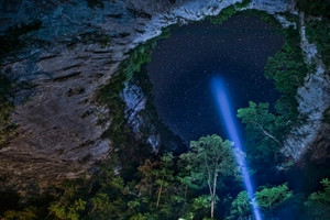 Bên trong siêu hố sụt 450m sâu nhất Việt Nam, phải đi bộ 20km đường rừng, xuyên sâu 6,5km hang động, bơi qua sông ngầm mới tiếp cận được