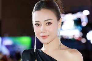 Phương Oanh mặc váy cut-out táo bạo dự lễ trao giải Cánh diều 2023