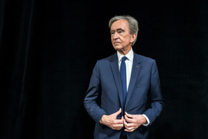 Tỷ phú Bernard Arnault phải chi 230 triệu USD để mua lại cổ phiếu của đế chế hàng hiệu LVMH