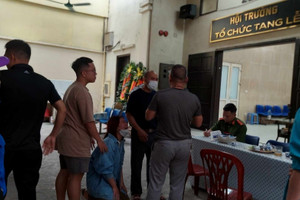 Thân nhân vụ cháy chung cư: 'Gia đình 8 người, đi khắp nơi mới tìm thấy 1'