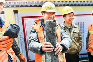 Công nhân khoan lòng đất sâu đến 36m, mũi khoan đột nhiên “bất động” vì 1 khúc gỗ hiếm lạ: Cảnh sát lập tức ập đến, công trường bị phong tỏa