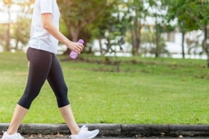 Phát hiện mới về cách đi bộ giảm cả đường trong máu và hạ huyết áp